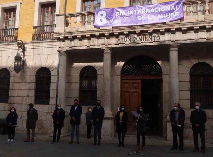 Acto del 8M ante la puerta del Ayuntamiento de Teruel
