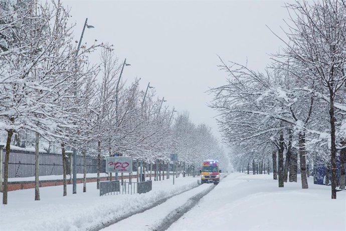 Archivo - Una ambulancia durante la gran nevada provocada por la borrasca Filomena,  en Madrid (España), a 9 de enero de 2021