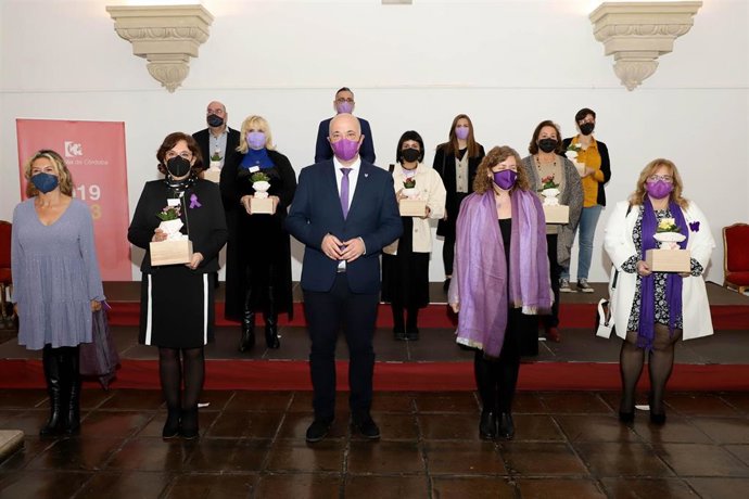 El presidente de la Diputación de Córdoba, Antonio Ruiz, con los galardonados en los Premios 'Córdoba en Igualdad'.
