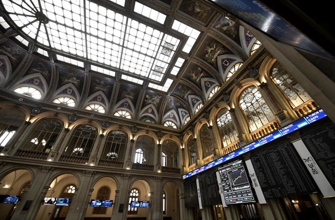 Interior del edificio de la Bolsa de Madrid, (España), a 3 de marzo de 2021. La Bolsa ha comenzado la sesión de este miércoles con una subida del 0,54% que permitía al selectivo madrileño cotizar en los 8.402,30 puntos en una apertura protagonizada por 