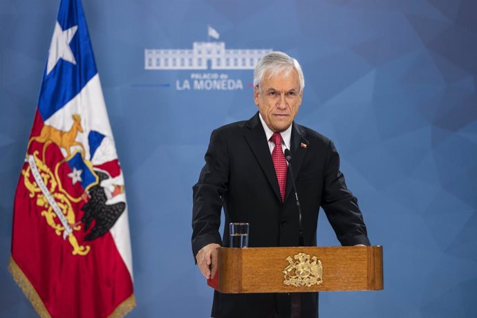 Archivo - HANDOUT - 18 March 2020, Chile, Santiago: Chilean President Sebastian Pinera speaks during a televised address to declare a national state of catastrophe, in an attempt to contain the spread of the coronavirus. Photo: Sebastian rodriguez/Presi