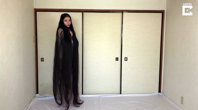 Conoce a Rin Kambe, apodada la Rapunzel de la vida real por su larga cabellera de 1,80 metros