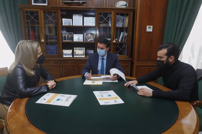 El presidente de Diputación, Javier Aureliano. García, María Luisa Cruz y Álvaro Izquierdo analizan la evolución del programa