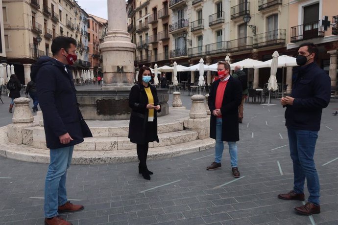 La alcaldesa de Teruel, Emma Buj, en la plaza del Torico, con varios concejales tras anunciar la suspensión de las tasas de terrazas en 2021