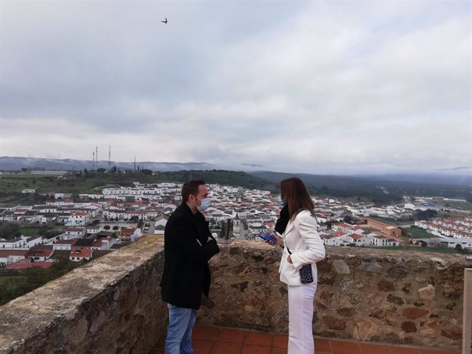 La delegada territorial de Turismo en Sevilla, Rosa Hernández, ha visitado El Real de la Jara, con su alcalde, José Manuel Trejo