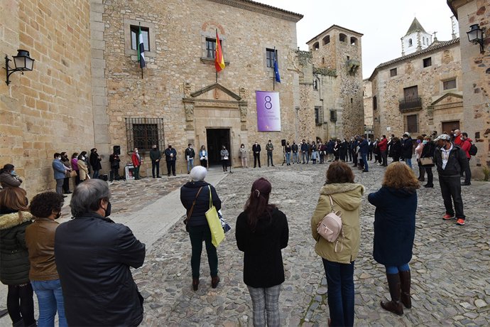 La Diputación de Cáceres recuerda con una rosa la lucha por la igualdad de la que fuera su  presidenta Rosario Cordero