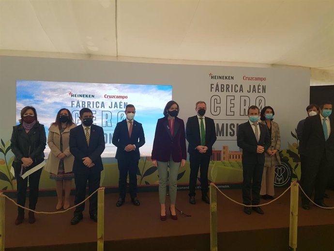 Maroto (c), junto a autoridades y responsables de Heineken, en la fábrica de Jaén.