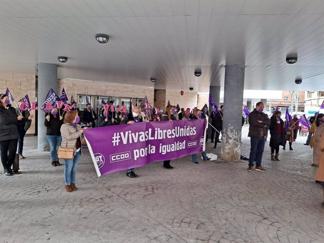 Concentración organizada por UGT y CCOO en Ciudad Real con motivo del Día Internacional de la Mujer