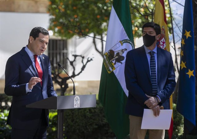 El presidente de la Junta de Andalucía, Juanma Moreno, y el vicepresidente Juan Marín, en una imagen de 23 de febrero en Ronda (Málaga), tras la reunión del Consejo de Gobierno. 