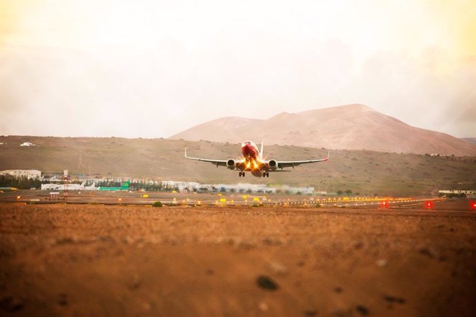 Archivo - Un avión aterriza en un aeropuerto de Canarias