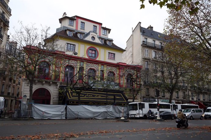 Archivo - The exterior of the Bataclan theatre in Paris, as Parisians returned to work for the first time since Friday's terror attacks, as tribute sites continued to grow.