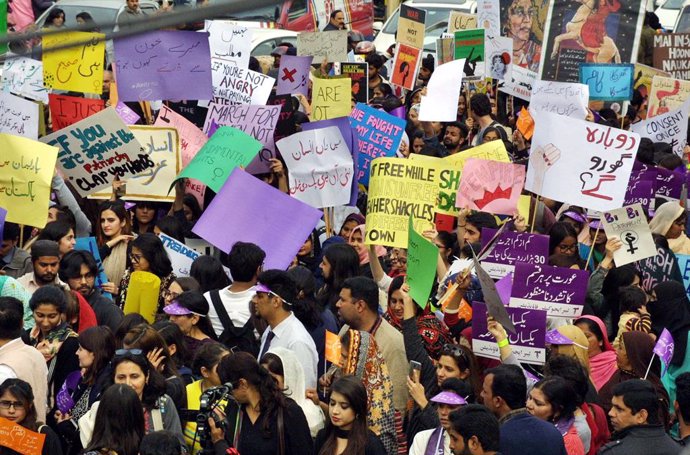 Archivo - 08 March 2019, Pakistan, Peshawar: People hold placards and signs as they take part in a demonstration during the International Women's Day. Photo: -/PPI via ZUMA Wire/dpa