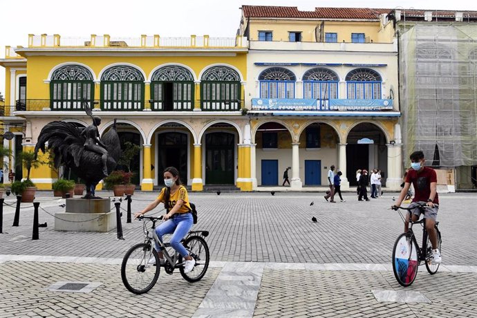 Archivo - Personas con mascarillas en La Habana