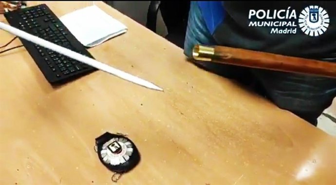 Policía Municipal requisa un bastón estoque, un arma prohibida, que se vendía en un puesto del Rastro de Madrid