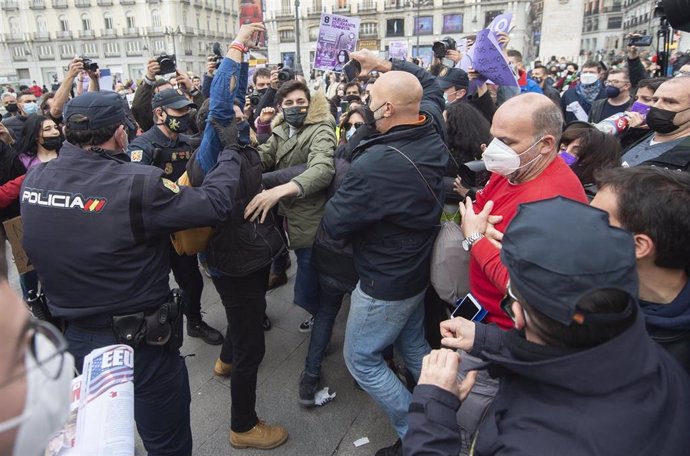 Varias personas acuden a mostrar su indignación por una concentración no autorizada del Sindicato de Estudiantes en la Puerta del Sol con motivo del Día Internacional de la Mujer, en Madrid (España), a 8 de marzo de 2021. Pese a la prohibición de manife