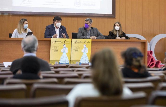 Homenaje a Antonia Arrobas, primera mujer en acceder a estudios superiores en España, hito que tuvo lugar en el IES La Rábida de Huelva.