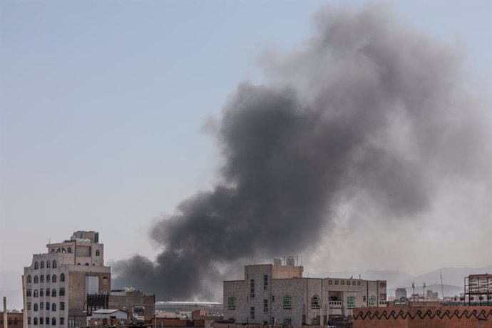 07 March 2021, Yemen, Sanaa: Heavy smoke billows from a military base after the Saudi-led coalition on Sunday mounted a series of airstrikes on Yemen's rebel-held capital Sanaa amid an increase inattacks by the Houthi rebels against neighbouring Saudi 