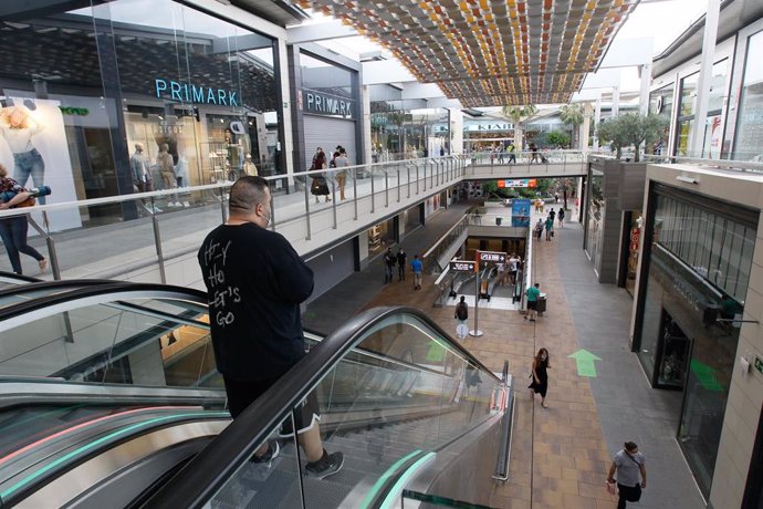 Archivo - Varias personas compran en el Centro Comercial FAN de Palma. 