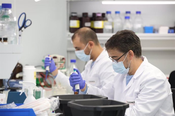 Archivo - Investigadores trabajando en las instalaciones de una nueva factoría dedicada a la producción de vacunas en Tres Cantos (Madrid)