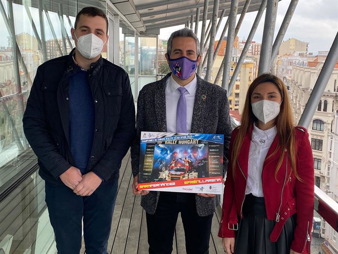 El vicepresidente y consejero de Universidades, Igualdad, Cultura y Deporte, Pablo Zuloaga, se reúne con Sara Fernández y Efrén Llanera, pilotos de rally