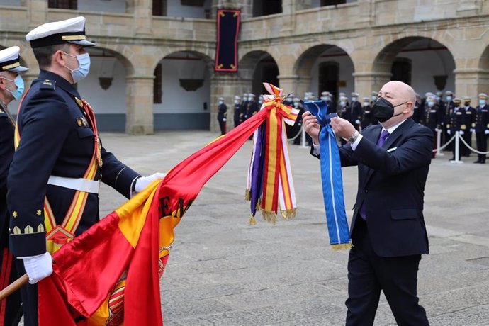 Javier Losada impone la corbata de la Orden del Mérito Civil a la bandera del Tercio del Norte.