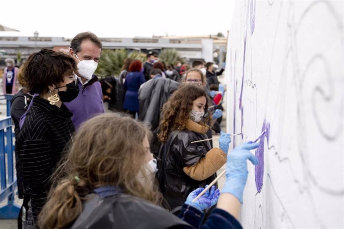 Jóvenes del municipio crean un mural por la igualdad