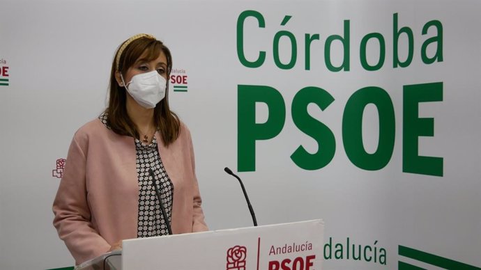 La secretaria de Igualdad y Equidad del PSOE de Córdoba, Felisa Cañete, en la sede de su partido.