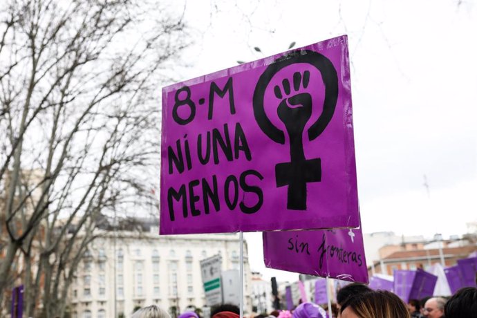 Archivo - Pancarta en la manifestación del 8M de 2020