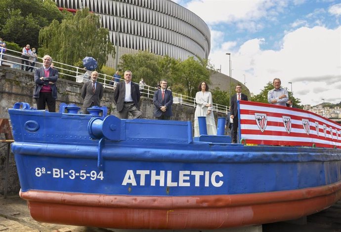 Archivo - El alcalde de Bilbao, Juan Mari Aburto, la diputada foral de Euskera, Cultura y Deporte, Lorea Bilbao;, y el presidente del Athletic, Aitor Elizegi, en la gabarra