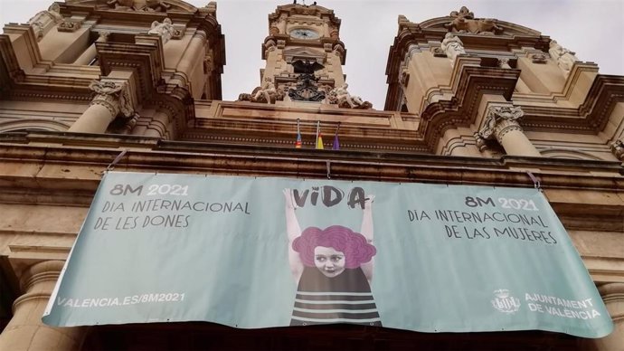Pancarta del 8M en la fachada del Ayuntamiento de Valncia