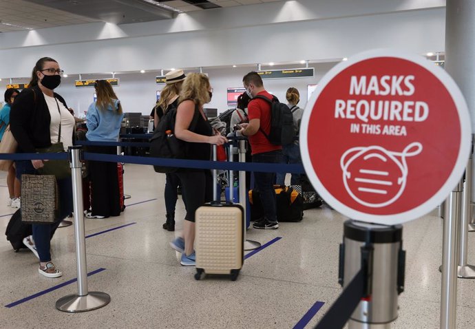 Archivo - Cartel sobre el uso de la mascarilla en el aeropuerto de Miami