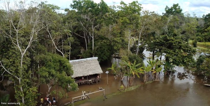 Casa en la Amazonia peruana con un panel solar de Acciona instalado