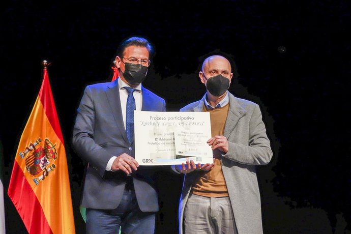 El alcalde de Granada, Luis Salvador, y el escultor Ildefonso Ruiz