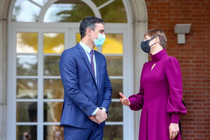 El presidente del Gobierno, Pedro Sánchez, recibe en el Complejo de Moncloa a la presidenta de la República de Estonia, Kersti Kaljulaid