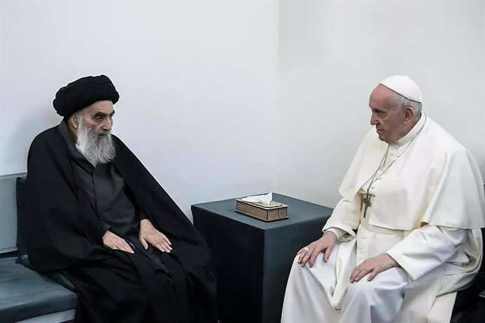 HANDOUT - 06 March 2021, Iraq, Najaf: Pope Francis meets with Shiite Muslim cleric Grand Ayatollah Ali al-Sistani, at the latter's home in Najaf. Photo: -/Ayatollah Ali al-Sistani Office/dpa - ATTENTION: editorial use only and only if the credit mention