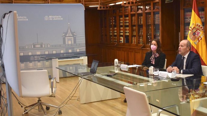 El ministro de Justicia, Juan Carlos Campo, presenta a la magistrada de enlace en Bélgica, Paloma Conde-Pumpido, en una reunión telemática con su homólogo belga, Vicent Van Quickenborne.