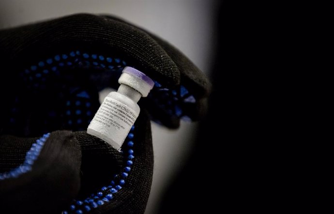 Archivo - 26 December 2020, Netherlands, Oss: An ampoule of Pfizer/BioNTech coronavirus vaccines is pictured at Movianto in the Vorstengrafdonk industrial estate. The vaccines come from the Pfizer factory in Puurs, a town in the Belgian province of Antw
