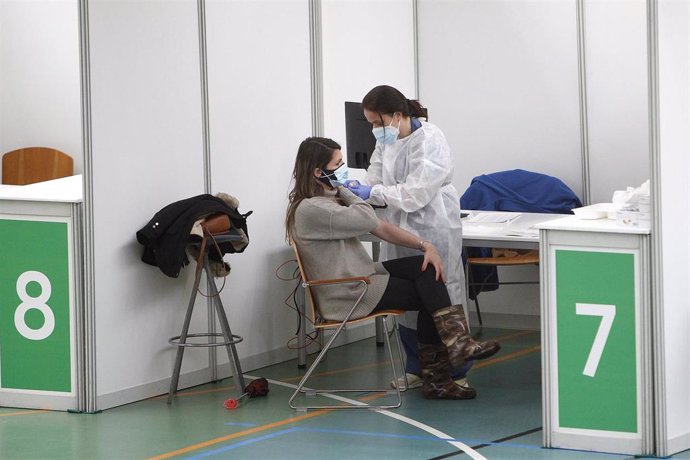 Un empleada sanitaria suministra la vacuna contra la Covid-19 en el dispositivo de vacunación puesto en marcha en el polideportivo Germans Escales, en Palma de Mallorca, Islas Baleares, (España), a 8 de marzo de 2021.