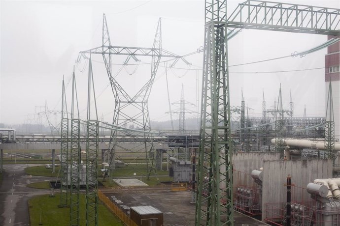Líneas eléctricas de alta tensión en la central nuclear de Temelin, en República Checa