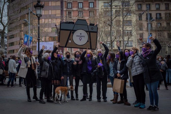Mujeres comunicadoras se han concentrado este lunes 8 de marzo en el Paseo de Grcia de Barcelona para reclamar el fin de la brecha salarial en su sector y el fin de las violencias machistas.