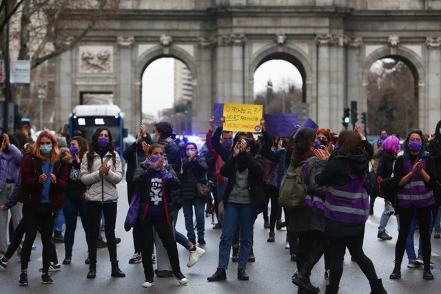 Varias mujeres participan en una manifestación feminista en la calle Alcalá, en Madrid (España), a 8 de marzo de 2021. 