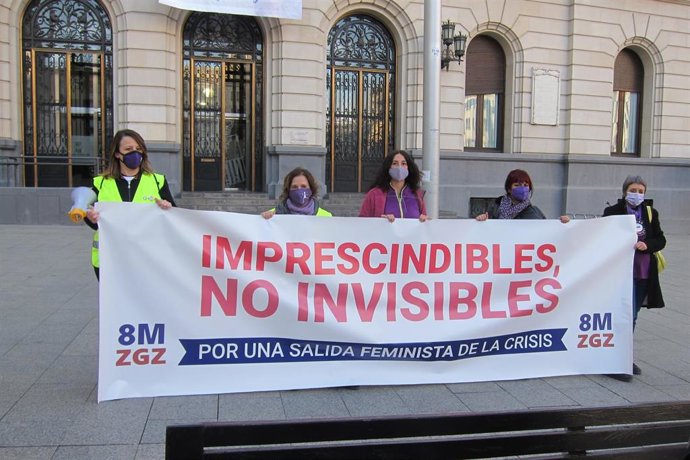 Pancarta de cabecera de una de las cuatro columnas que participan en la manifestación de la Asamblea del 8M en Zaragoza.