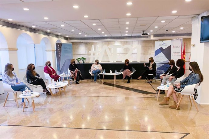 El Colegio Oficial de Aparejadores y Arquitectos Técnicos de Zaragoza (COAATZ)  ha organizado la mesa de debate "Nosotras también construimos".