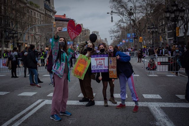 Un grupo de mujeres se hace una 'selfie' en el Paseo de Gràcia de Barcelona, pocos minutos antes de iniciarse la concentración unitaria convocada por la Vaga Feminista en ocasión del 8M, este lunes 8 de marzo de 2021.