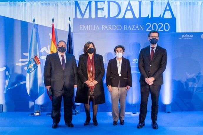 El presidente de la Xunta, Alberto Núñez Feijóo, junto a los premiados, en el acto de entrega de las medallas Emilia Pardo Bazán 2020