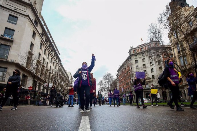 Varias mujeres participan en una manifestación feminista en la calle Alcalá, en Madrid (España), a 8 de marzo de 2021. Un grupo de feministas han marchado por la calle Alcalá hasta Cibeles.