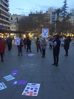 Cerca de 30 personas del colectivo se manifiesta en la plaza de la Montanyeta por el Día Internacional de la Mujer