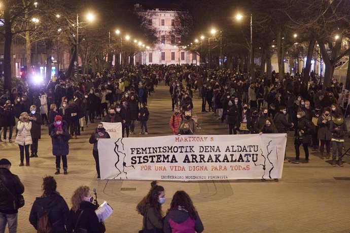 Cientos de personas se concentran en Pamplona en el Día de la Mujer