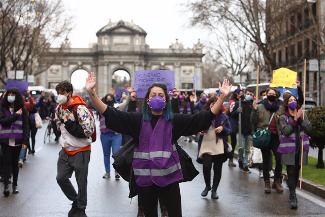 Varias mujeres participan en una manifestación feminista en la calle Alcalá, en Madrid (España), a 8 de marzo de 2021. 