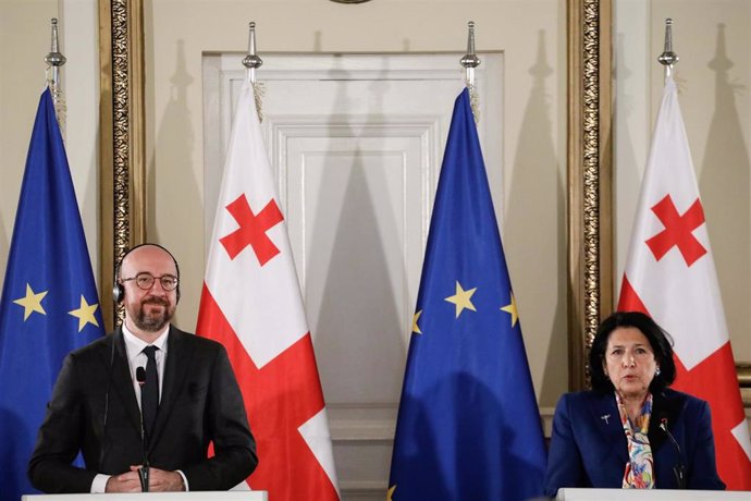 El presidente del Consejo Europeo, Charles Michel (I), y la presidenta de Georgia, Salome Zourabicvili (D) hablan durante una conferencia de prensa tras una reunión.